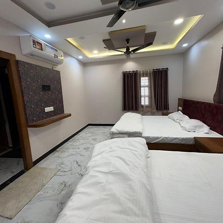 Shree Trilokeshwar Guest House Уджайн Екстериор снимка