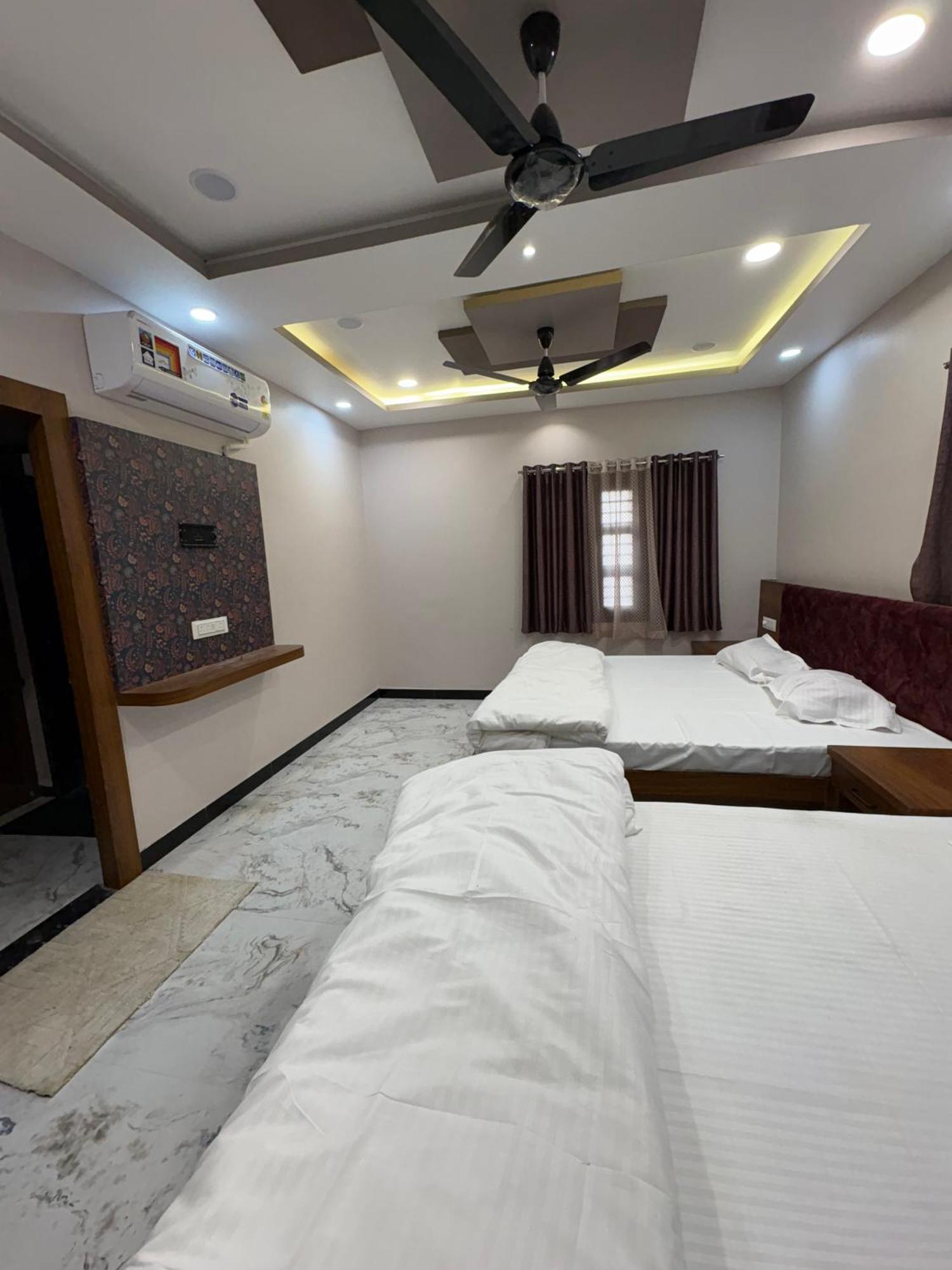 Shree Trilokeshwar Guest House Уджайн Екстериор снимка