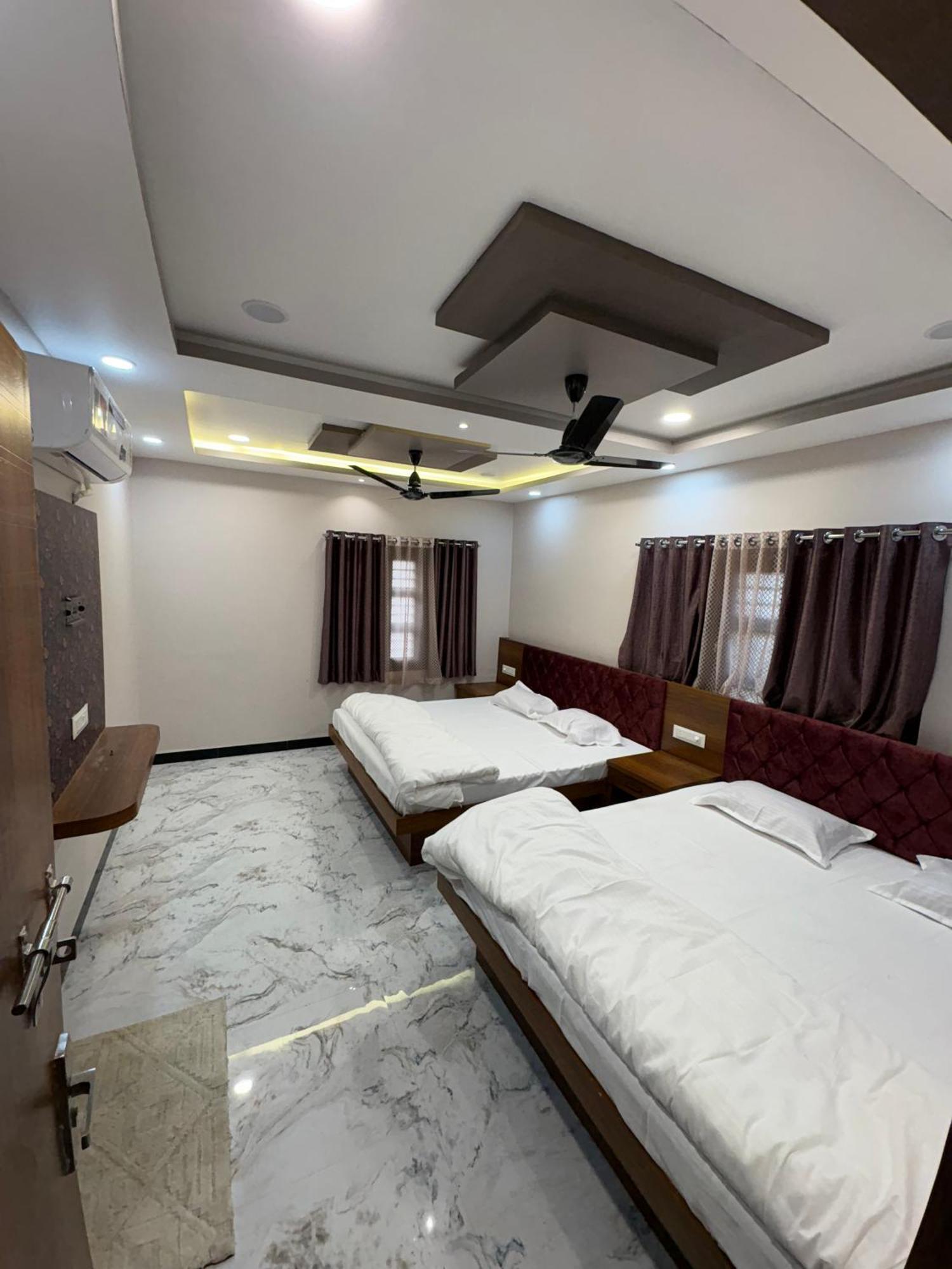 Shree Trilokeshwar Guest House Уджайн Екстериор снимка